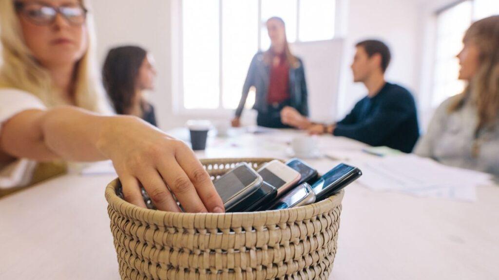 Bir tolantı ortamında telefonların toplanması